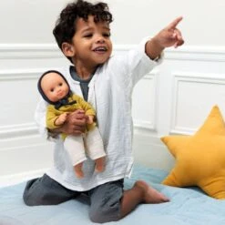 Djeco Puppe Camomille Mit Kleidung 32cm Collection Pomea -Djeco Verkäufe DJ07877 Puppe Camomille 4 600x600